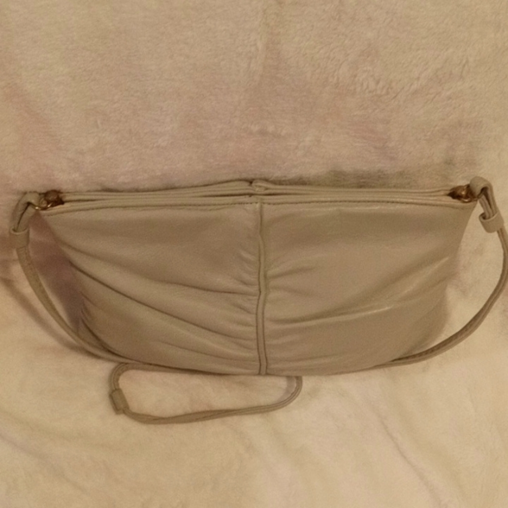 EUC💕Ruched Leather Beige  Crossbody, Beige Inside, Pop Snap Top Closure! - Picture 6 of 7